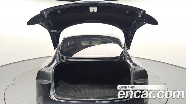 Tesla Model 3 — Фото автомобиля 20