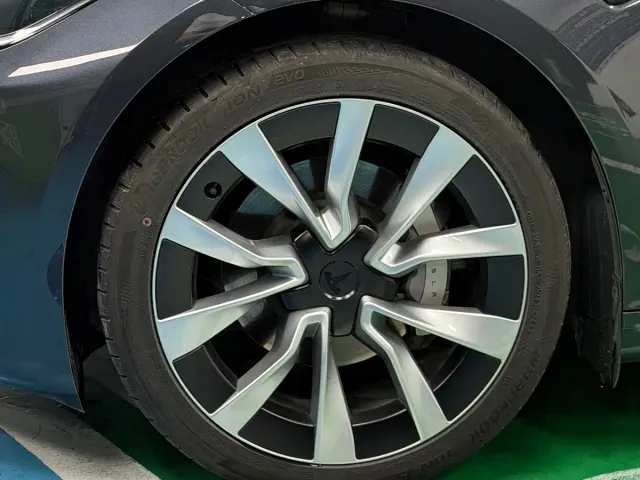 Tesla Model 3 — Фото автомобиля 6