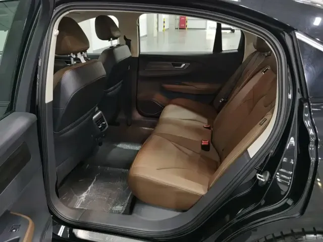 Hongqi E-QM5 — Фото автомобиля 15