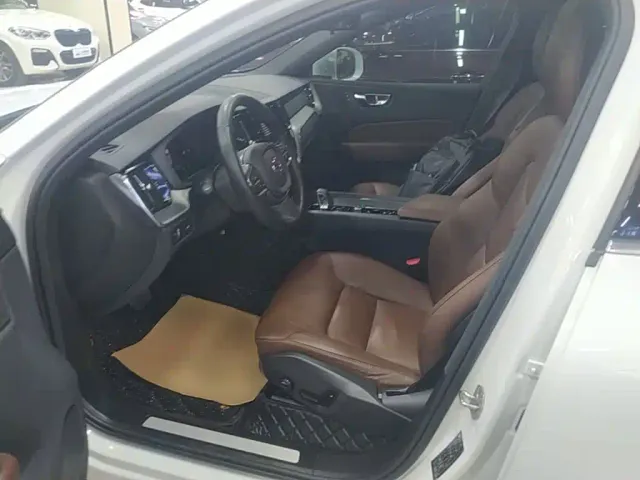 Volvo XC60 — Фото автомобиля 14