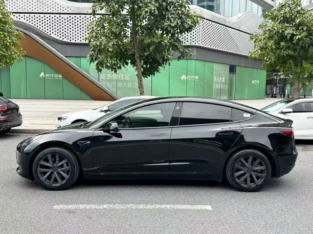 Tesla Model 3 — Фото автомобиля 4