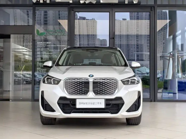 BMW iX1 — Фото автомобиля 2