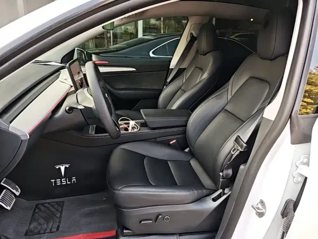 Tesla Model Y — Фото автомобиля 14
