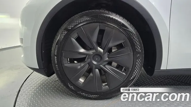 Tesla Model Y — Фото автомобиля 4
