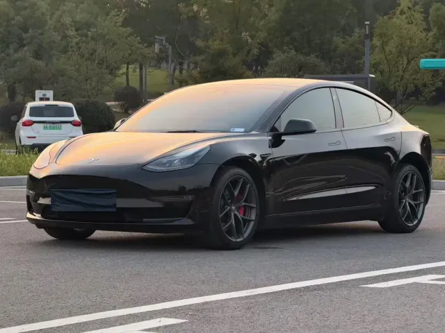 Фотография автомобиля — Tesla Model 3