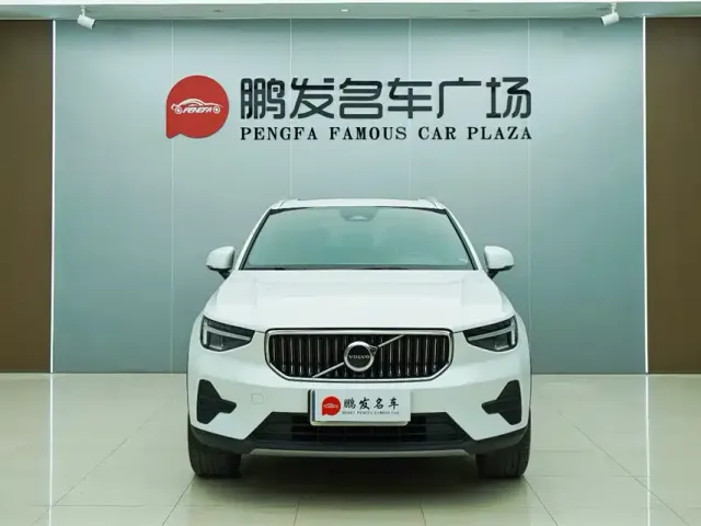 Volvo XC40 — Фото автомобиля 2