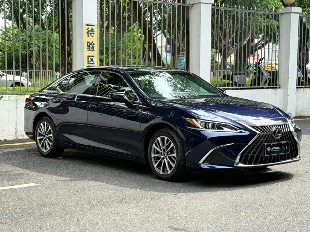 Lexus ES — Фото автомобиля 3