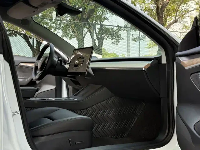 Tesla Model 3 — Фото автомобиля 8