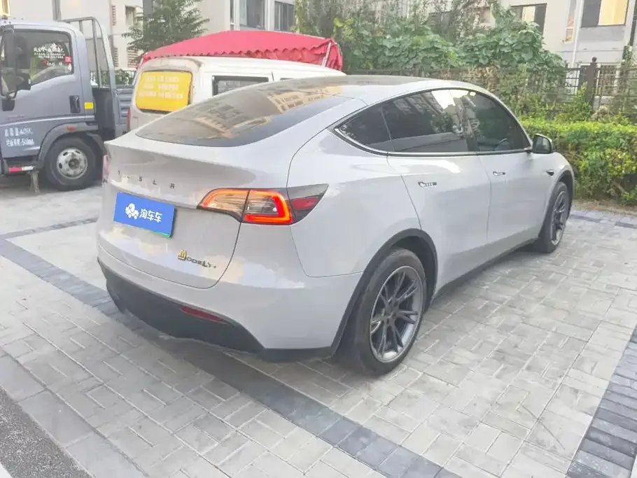 Tesla Model Y 2024 Rear-Wheel Drive Version — Фото автомобиля 3