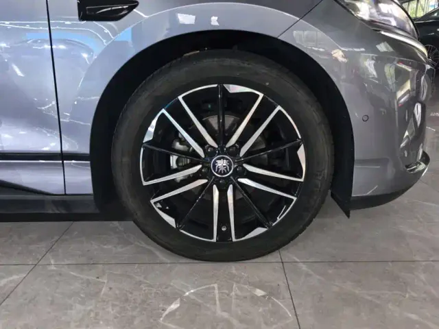 BYD Qin L — Фото автомобиля 6
