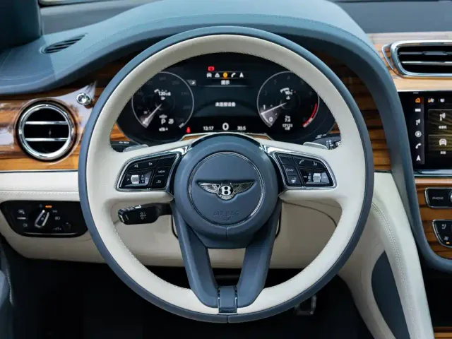 Bentley Bentayga — Фото автомобиля 12