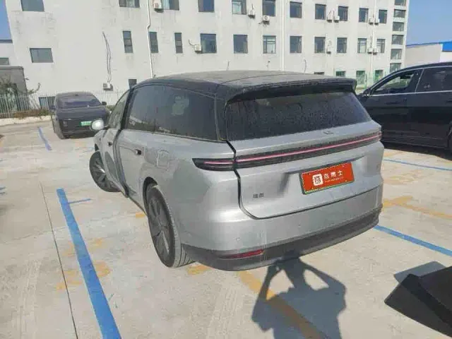 Li Auto i8 — Фото автомобиля 4