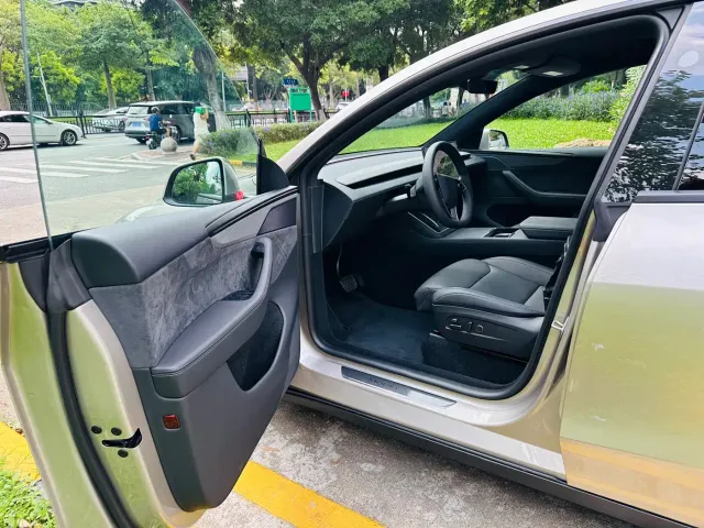 Tesla Model Y L — Фото автомобиля 8