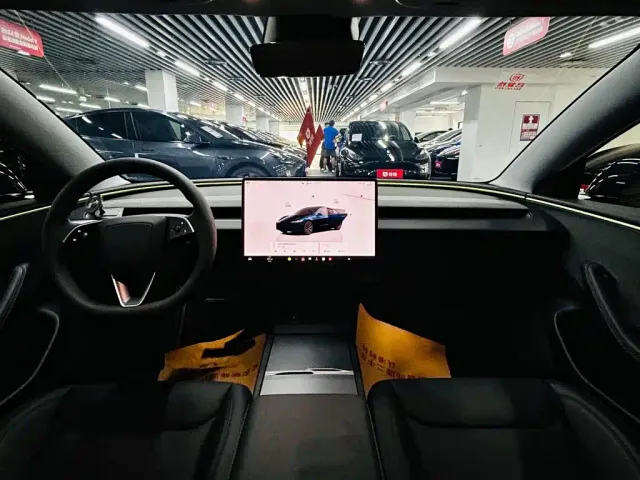 Tesla Model 3 — Фото автомобиля 8