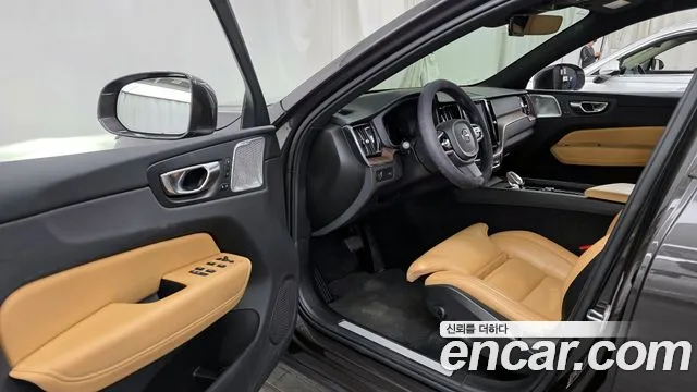 Вольво XC60 — Фото автомобиля 10