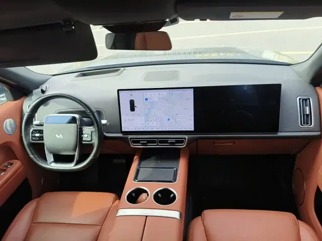 Li Auto L8 — Фото автомобиля 12
