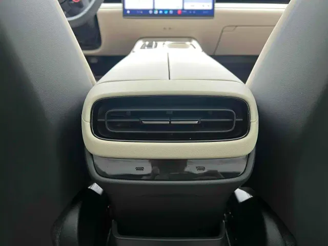 Xiaomi SU7 — Фото автомобиля 13