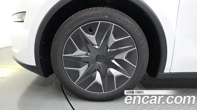 Tesla Model Y — Фото автомобиля 5