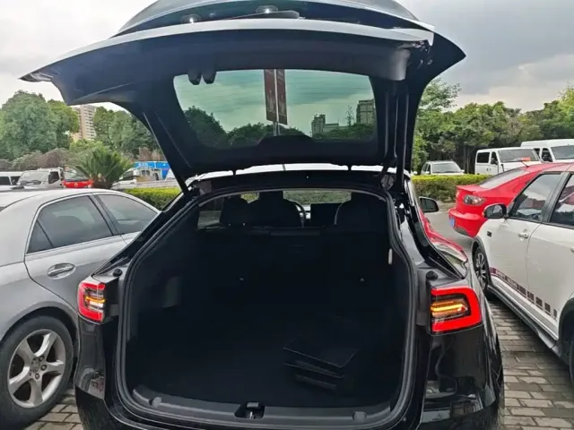 Tesla Model Y — Фото автомобиля 14