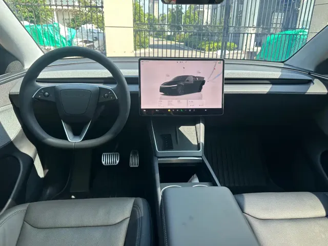 Tesla Model Y — Фото автомобиля 9