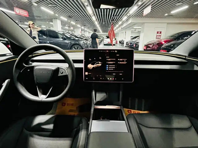 Tesla Model 3 — Фото автомобиля 8
