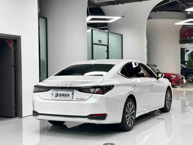Lexus ES — Фото автомобиля 11