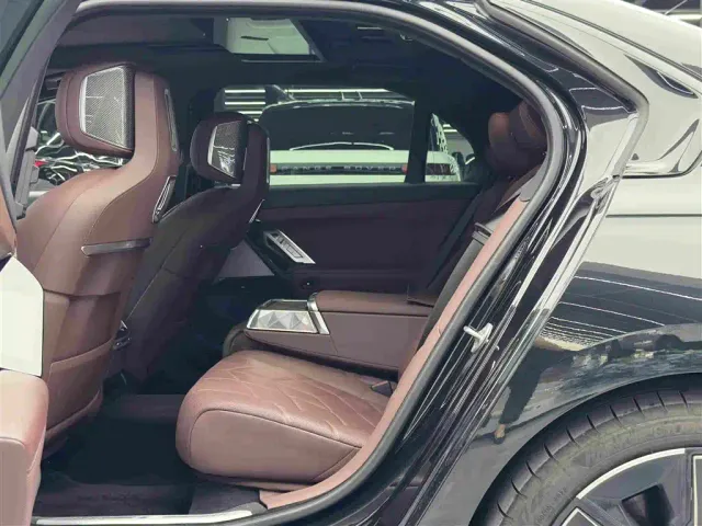 BMW i7 — Фото автомобиля 8