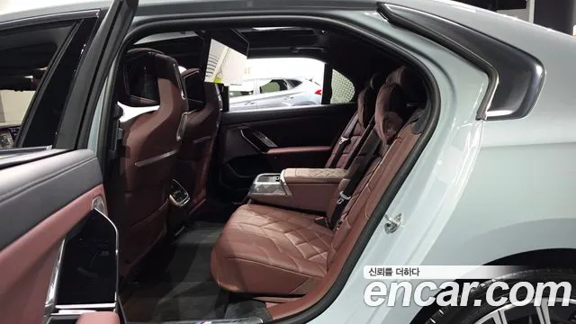 BMW 7 Series G70 — Фото автомобиля 12