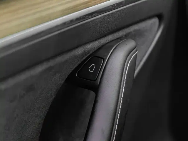 Tesla Model Y — Фото автомобиля 11