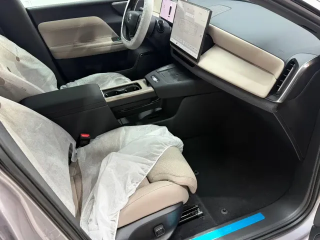 Volvo XC70 Plug-in Hybrid — Фото автомобиля 11