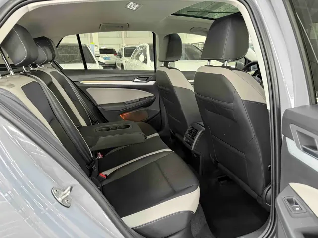 Volkswagen Golf — Фото автомобиля 16