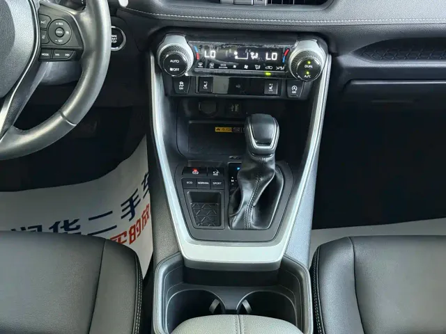 Toyota RAV4 — Фото автомобиля 12