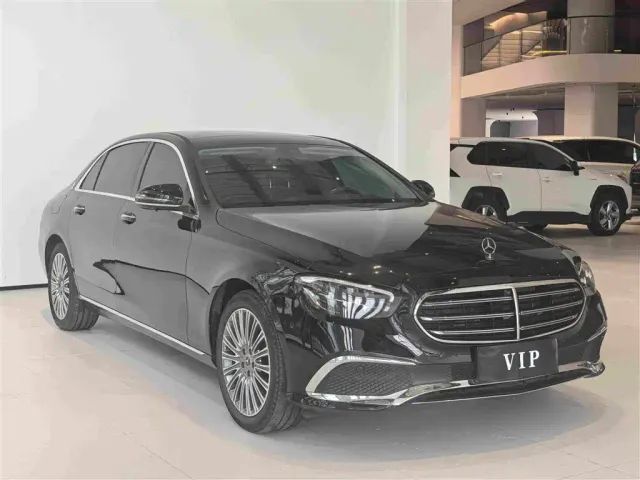 Mercedes-Benz E-Class — Фото автомобиля 3