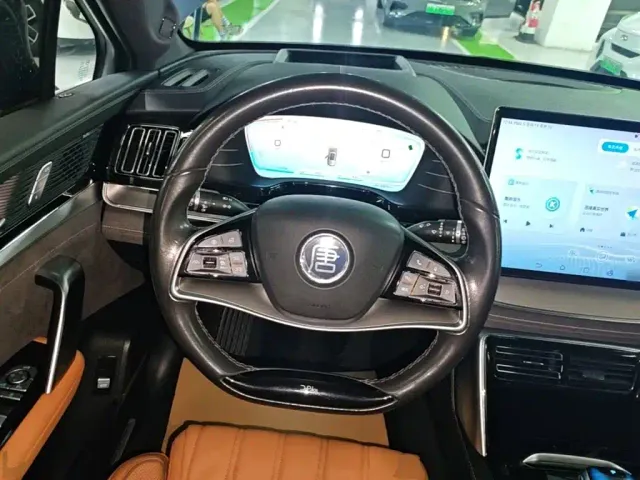 BYD Tang — Фото автомобиля 10