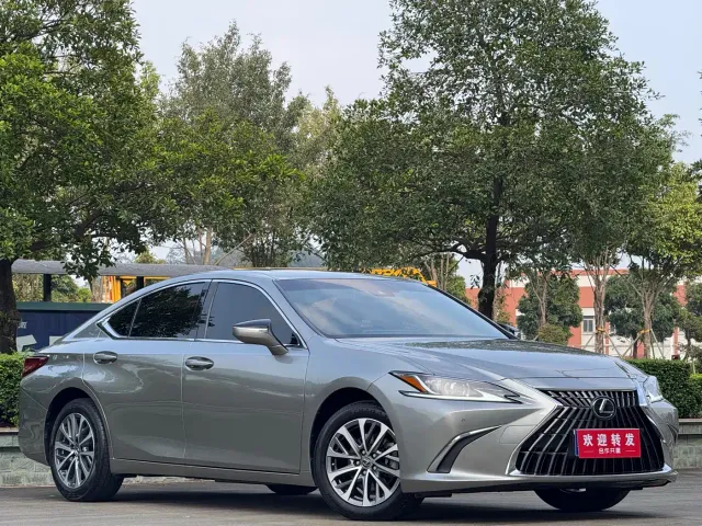 Lexus ES — Фото автомобиля 3
