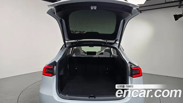 Tesla Model Y — Фото автомобиля 23