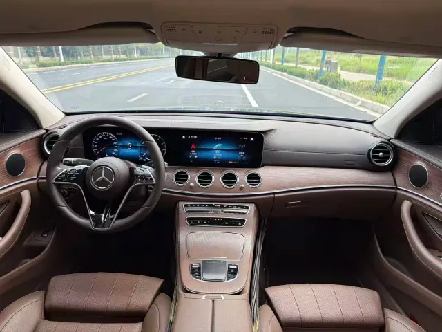 Mercedes-Benz E-Class — Фото автомобиля 30