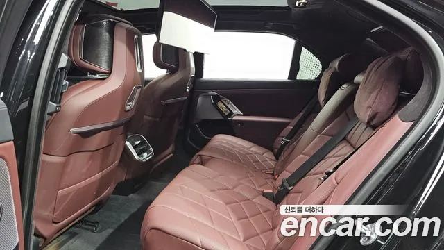 BMW 7-Series 7 серия (G70) 740i sDrive M Sport — Фото автомобиля 10