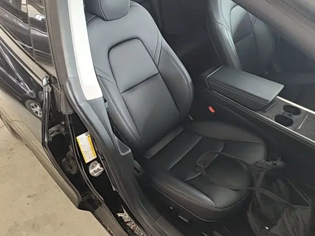 Tesla Model 3 — Фото автомобиля 24