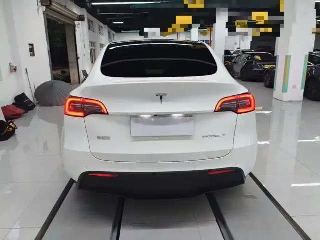 Tesla Model Y — Фото автомобиля 5