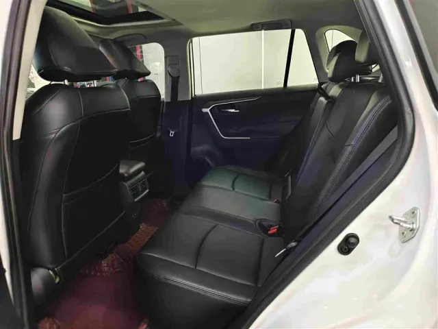 Toyota RAV4 — Фото автомобиля 5