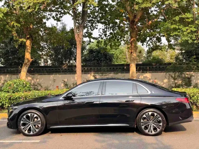 Mercedes-Benz E-Class — Фото автомобиля 5