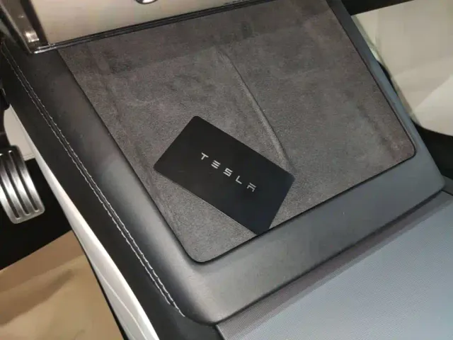 Tesla Model 3 — Фото автомобиля 8