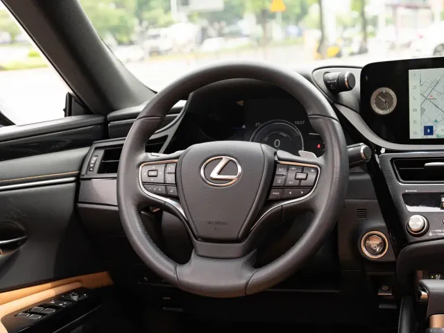 Lexus ES — Фото автомобиля 14