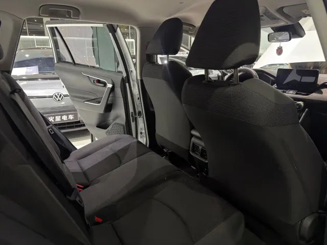 Toyota RAV4 — Фото автомобиля 5