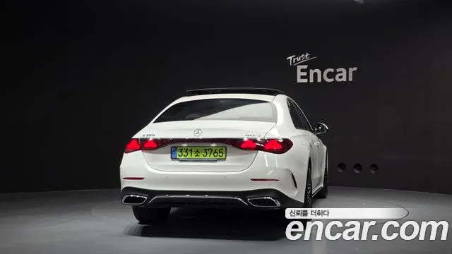 Mercedes-Benz E-Class — Фото автомобиля 4