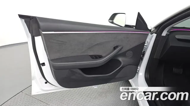 Tesla Model 3 — Фото автомобиля 23