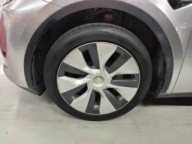 Tesla Model Y — Фото автомобиля 22