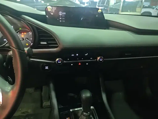 Mazda Axela — Фото автомобиля 12
