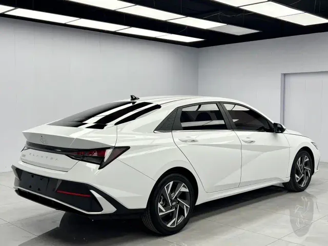 Hyundai Elantra — Фото автомобиля 4